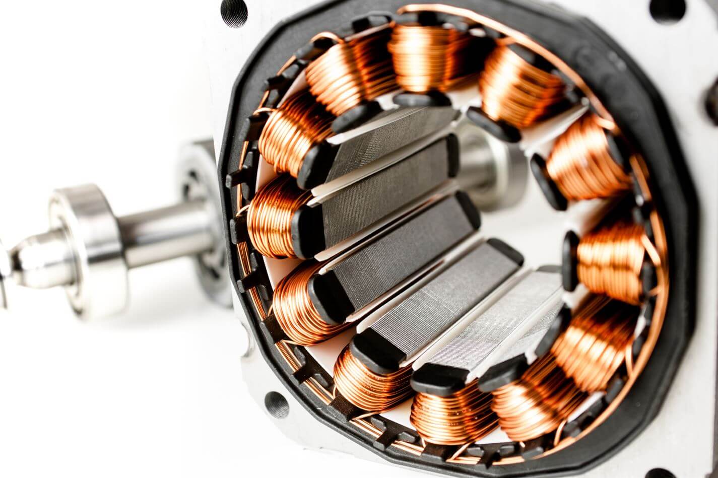 Électromobilité : intégrer des pompes doseuses aux systèmes de goutte-à-goutte pour améliorer la fabrication des moteurs électriques et des batteries